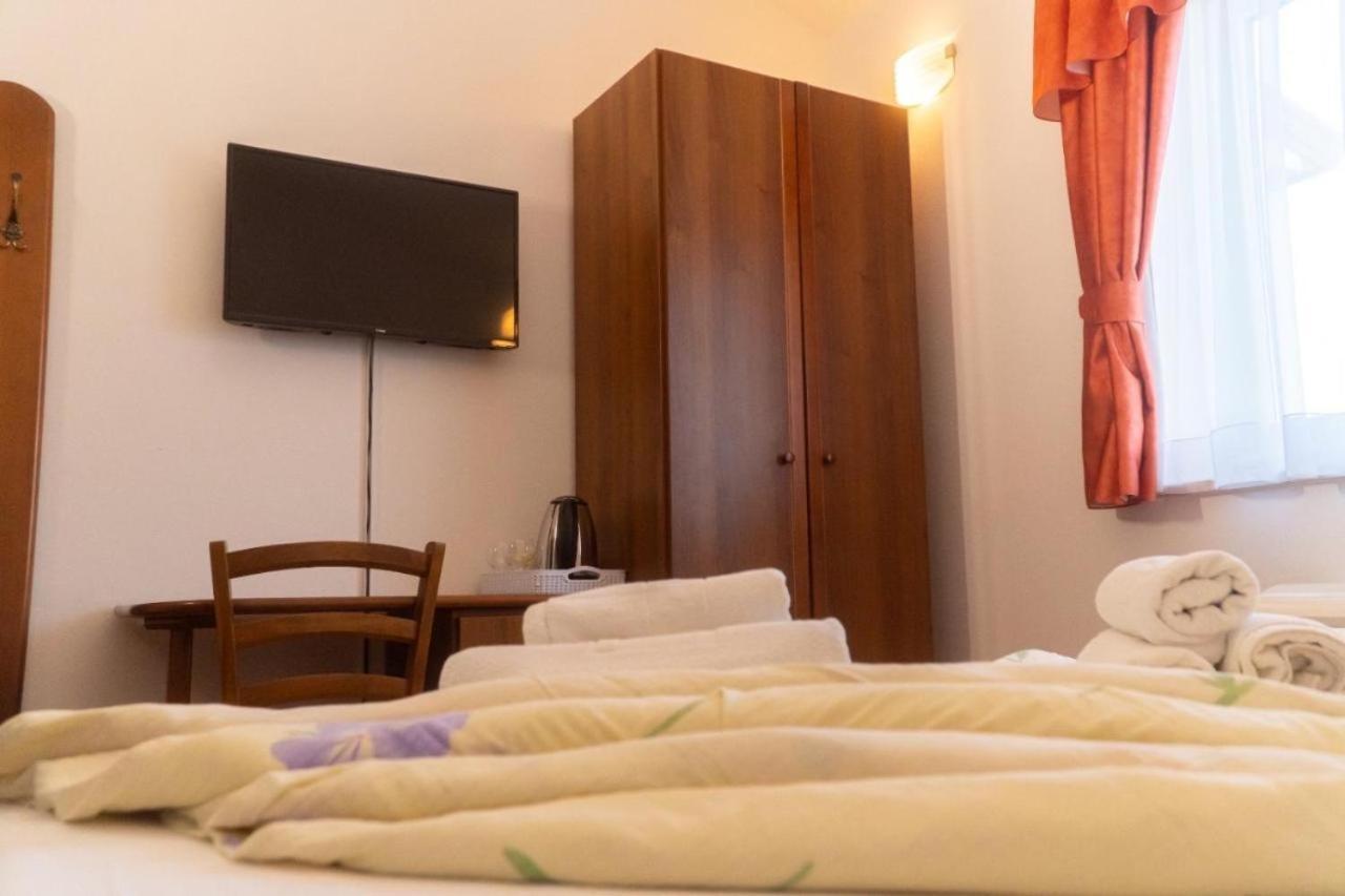 Apartments And Rooms Villa Chiara Krnica Exterior foto