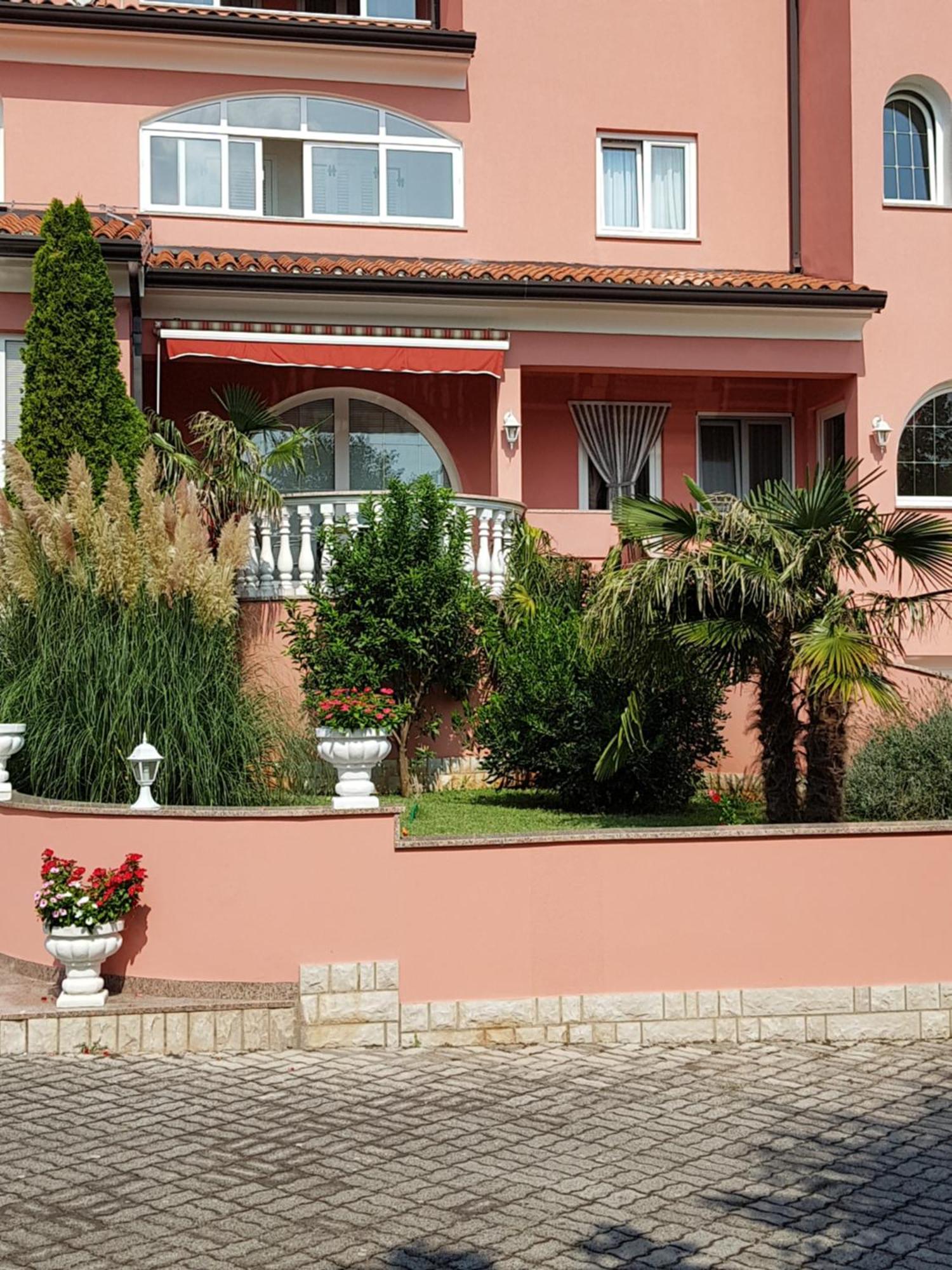 Apartments And Rooms Villa Chiara Krnica Exterior foto