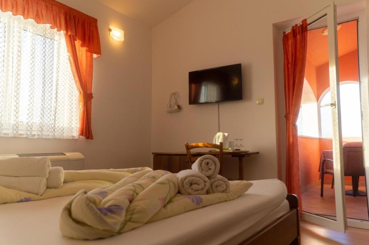 Apartments And Rooms Villa Chiara Krnica Exterior foto
